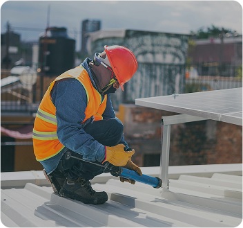 Travailleur sur panneau solaire