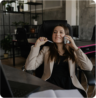Femme souriante au téléphone