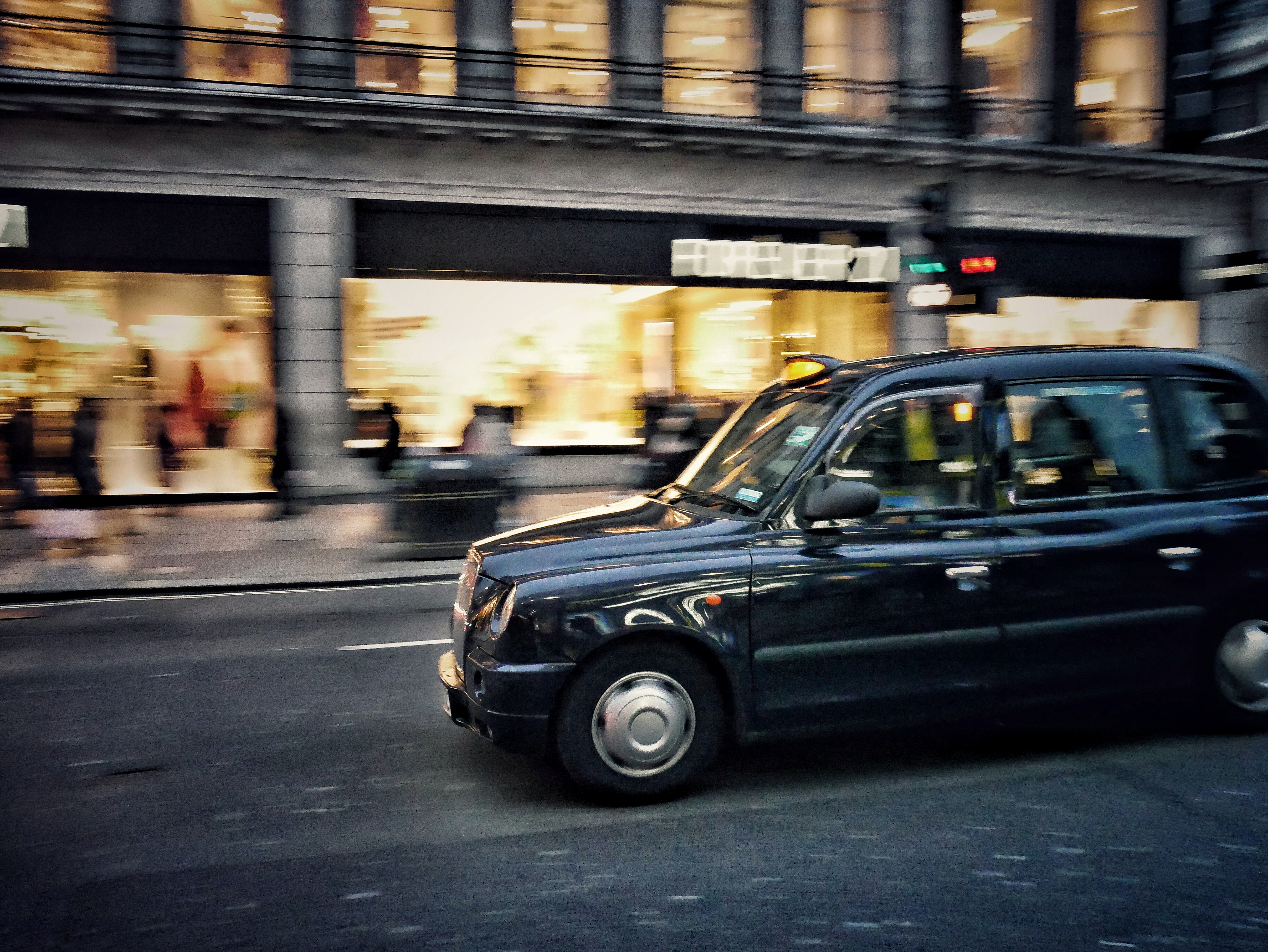 Véhicule VTC circulant en ville