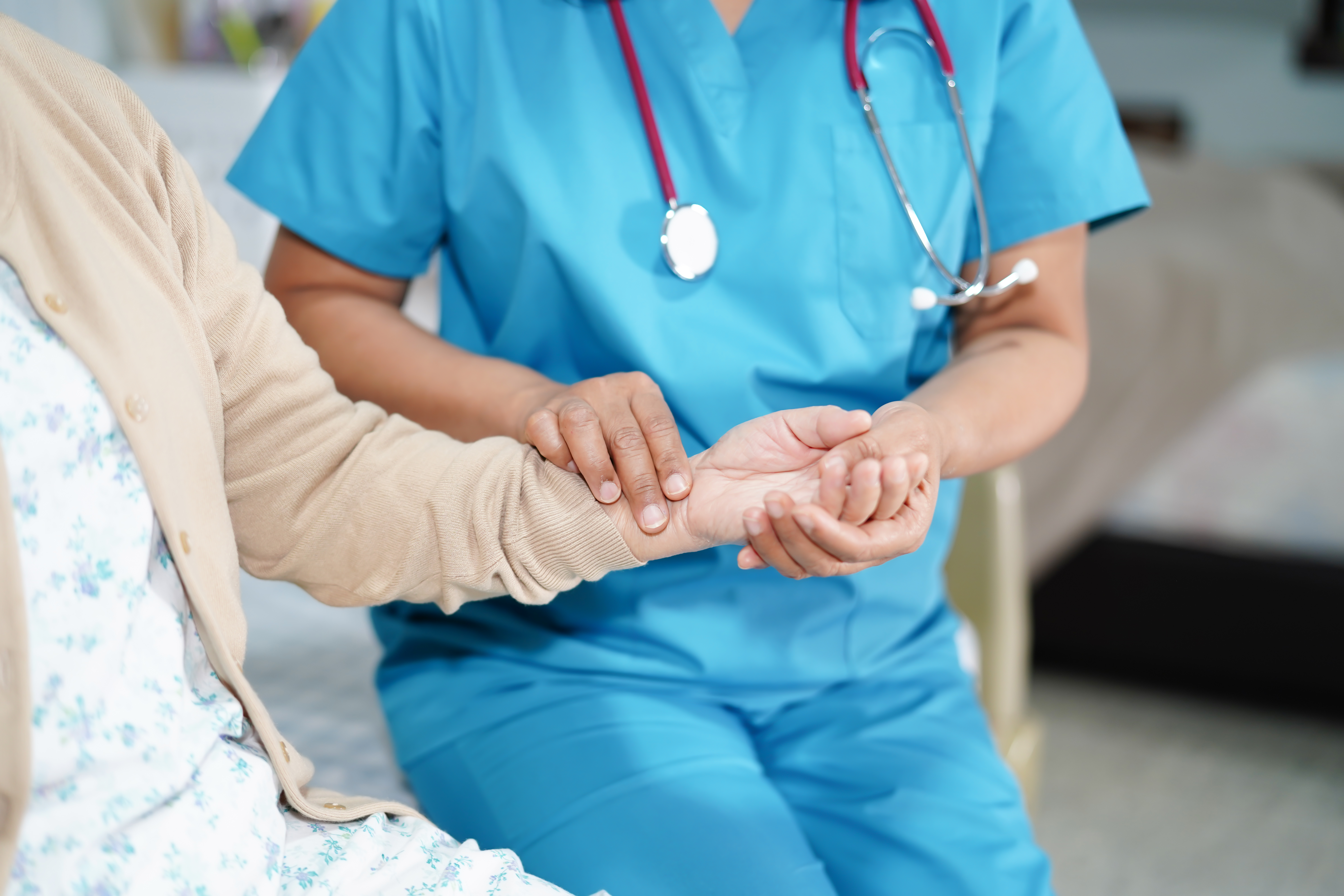 Infirmier réalisant un pansement sur un patient